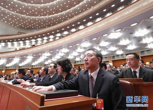 　　3月15日，第十三屆全國人民代表大會第二次會議在北京人民大會堂舉行閉幕會。這是代表在表決。 新華社記者 龐興雷 攝