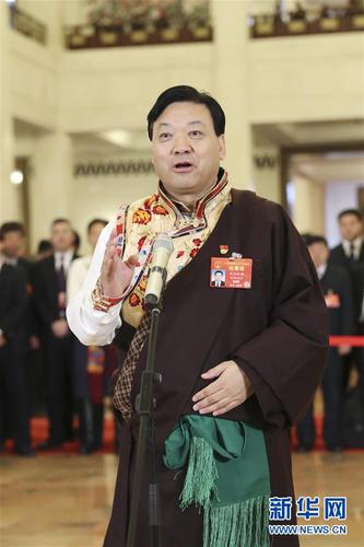 　　3月15日，十三屆全國人大二次會議在北京人民大會堂舉行閉幕會。這是全國人大代表白加扎西在“代表通道”接受采訪。 新華社記者殷剛攝