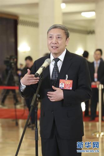 　　3月15日，十三屆全國人大二次會議在北京人民大會堂舉行閉幕會。這是全國人大代表蔡昉在“代表通道”接受采訪。 新華社記者殷剛攝