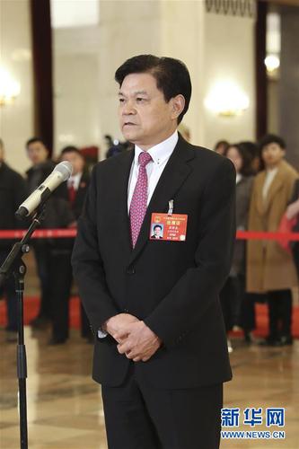 　　3月15日，十三屆全國人大二次會議在北京人民大會堂舉行閉幕會。這是全國人大代表崔根良在“代表通道”接受采訪。 新華社記者殷剛攝