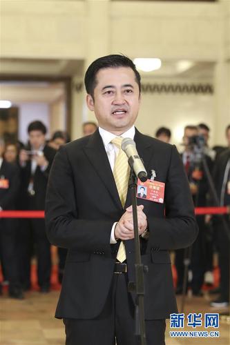 　　3月15日，十三屆全國人大二次會議在北京人民大會堂舉行閉幕會。這是全國人大代表丁世忠在“代表通道”接受采訪。 新華社記者殷剛攝