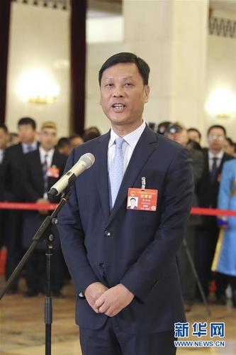 　　3月15日，十三屆全國人大二次會議在北京人民大會堂舉行閉幕會。這是全國人大代表符宣朝在“代表通道”接受采訪。 新華社記者殷剛攝