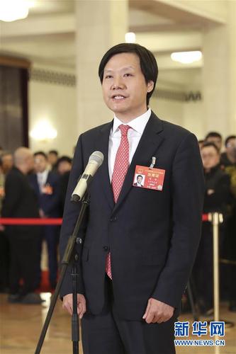 　　3月15日，十三屆全國人大二次會議在北京人民大會堂舉行閉幕會。這是全國人大代表雷軍在“代表通道”接受采訪。 新華社記者殷剛攝
