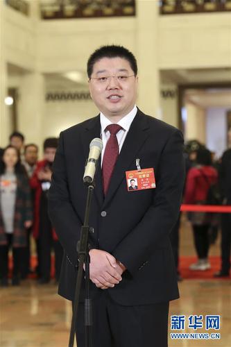 　　3月15日，十三屆全國人大二次會議在北京人民大會堂舉行閉幕會。這是全國人大代表湯亮在“代表通道”接受采訪。 新華社記者殷剛攝