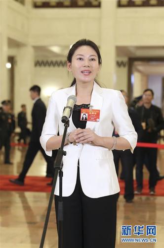 　　3月15日，十三屆全國人大二次會議在北京人民大會堂舉行閉幕會。這是全國人大代表王欣會在“代表通道”接受采訪。 新華社記者殷剛攝