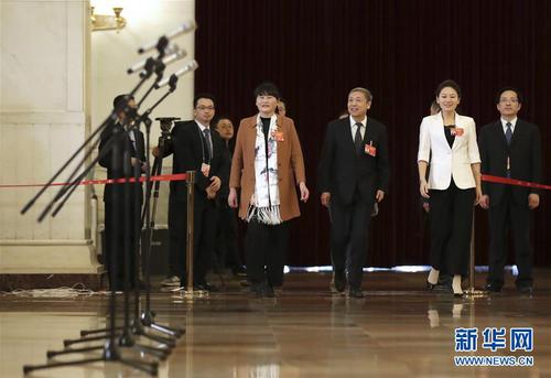 　　3月15日，十三屆全國人大二次會議在北京人民大會堂舉行閉幕會。這是全國人大代表支月英、蔡昉、王欣會（從左至右）步入“代表通道”，準備接受采訪。 新華社記者金立旺攝