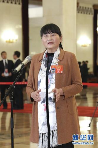 　　3月15日，十三屆全國人大二次會議在北京人民大會堂舉行閉幕會。這是全國人大代表支月英在“代表通道”接受采訪。 新華社記者殷剛攝