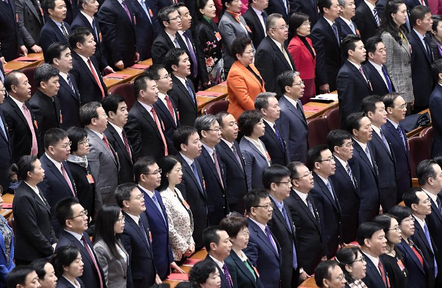 3月15日，第十三屆全國人民代表大會(huì)第二次會(huì)議在北京人民大會(huì)堂舉行閉幕會(huì)。這是代表在唱國歌。 新華社記者 高潔 攝