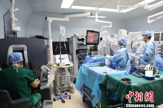 外科醫(yī)生助手、麻醉師、護(hù)士等進(jìn)行輔助操作 楊森 攝