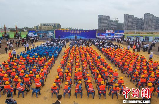 3月18日，海南自由貿(mào)易試驗區(qū)建設(shè)項目(第三批)集中開工和簽約儀式現(xiàn)場。　駱云飛 攝
