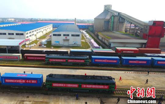 滿載著41車天然有機礦物培養(yǎng)原料和先進農(nóng)用品的返程中歐班列(白俄羅斯至南昌)，歷經(jīng)16天鐵路運輸，經(jīng)由二連浩特入境抵達南昌(向塘)鐵路口岸。　劉占昆 攝