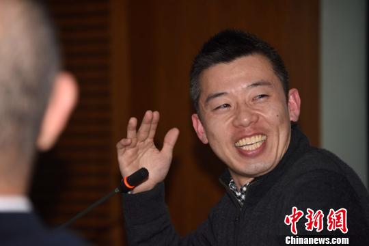 菊地大樹(shù)在講座上與聽(tīng)眾互動(dòng)交流。　孫自法 攝