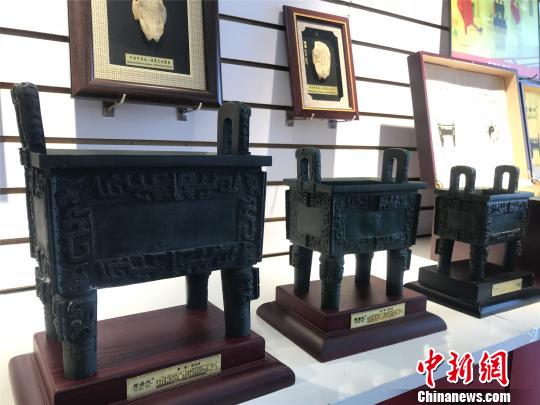 如今各種后母戊鼎文創(chuàng)產(chǎn)品已成安陽(yáng)禮物走向市場(chǎng)。　韓章云 攝