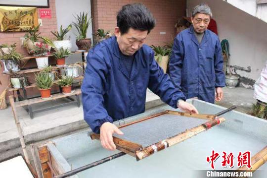 莊富泉正在制作竹紙。　彭曉霞 攝
