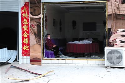 江蘇響水王商村，一位村民坐在自家破損的窗戶邊。新京報記者 彭子洋 攝