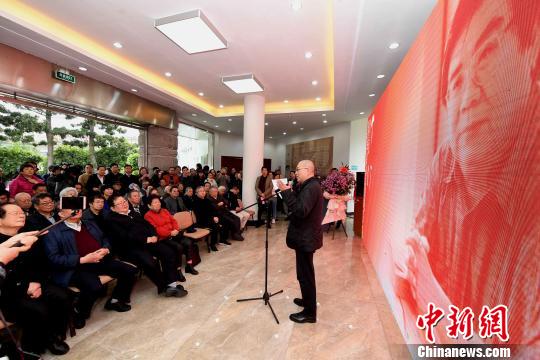 “思入風(fēng)云筆翻江海——丁仃書畫藝術(shù)回顧展”在福州的福建省畫院開幕。圖為中國(guó)文聯(lián)副主席、中國(guó)美術(shù)家協(xié)會(huì)副主席、中國(guó)美術(shù)學(xué)院院長(zhǎng)許江出席開幕式并致辭?！∮浾邉⒖筛?攝