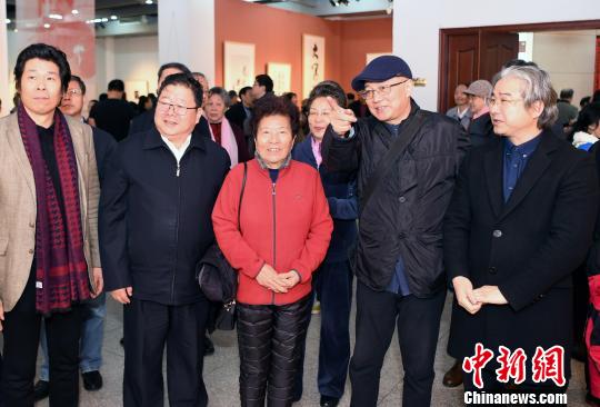 全國(guó)政協(xié)委員、海協(xié)會(huì)副會(huì)長(zhǎng)、國(guó)臺(tái)辦原副主任孫亞夫，中國(guó)文聯(lián)副主席、中國(guó)美術(shù)家協(xié)會(huì)副主席、中國(guó)美術(shù)學(xué)院院長(zhǎng)許江，福建省文聯(lián)書記處書記、副主席，福建省美術(shù)家協(xié)會(huì)主席王來文，丁仃先生夫人莊稀等來賓共同觀展。　記者劉可耕 攝