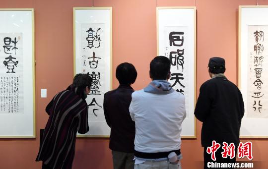 “思入風(fēng)云筆翻江?！∝陼嬎囆g(shù)回顧展”在福州的福建省畫院開幕，吸引觀眾前來觀展?！∮浾邉⒖筛?攝