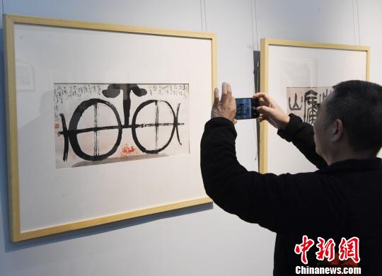 “思入風(fēng)云筆翻江?！∝陼嬎囆g(shù)回顧展”在福州的福建省畫院開幕吸睛?！∮浾邉⒖筛?攝