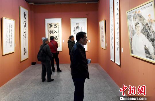 “思入風(fēng)云筆翻江?！∝陼嬎囆g(shù)回顧展”在福州的福建省畫院開幕，吸引觀眾的眼球。　記者劉可耕 攝