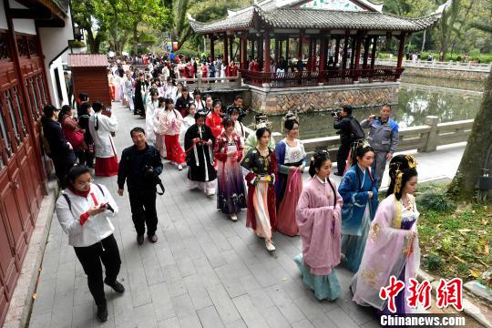 參加己亥年花朝節(jié)傳統(tǒng)節(jié)俗文化活動(dòng)的福建漢服少女正在游園。　呂明 攝