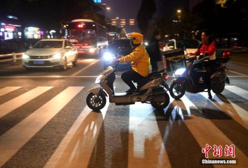 　資料圖：外賣員安興在送餐的路上。<a target='_blank' href='http://www.chinanews.com/'>中新社</a>記者 呂明 攝