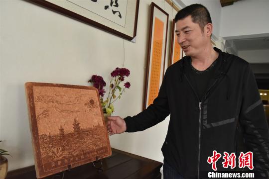如今，吳育琳的磚雕作品題材愈加豐富，雕刻技藝也不斷進步?！￡慅埳?攝