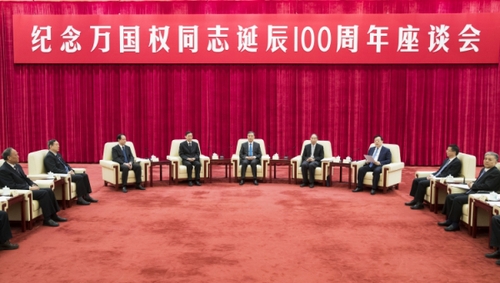 3月26日，紀念萬國權(quán)同志誕辰100周年座談會在北京舉行。中共中央政治局常委、全國政協(xié)主席汪洋出席座談會，并在會前會見了萬國權(quán)同志親屬。