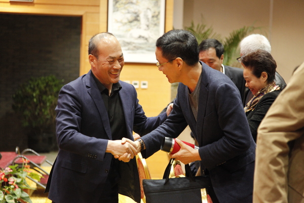 中共東城區委副書記，區政協黨組書記、主席宋鐵健向參加座談會的全國政協委員、北京人民藝術劇院演員隊隊長馮遠征表達親切問候