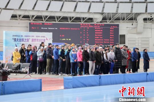 3個(gè)國家的48名速滑運(yùn)動(dòng)員參加了比賽 華子賓 攝