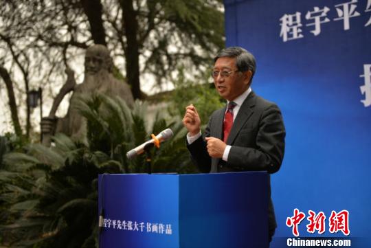 程宇平先生在捐贈(zèng)儀式上，講述張大千書畫來(lái)源?！⊥醣?攝