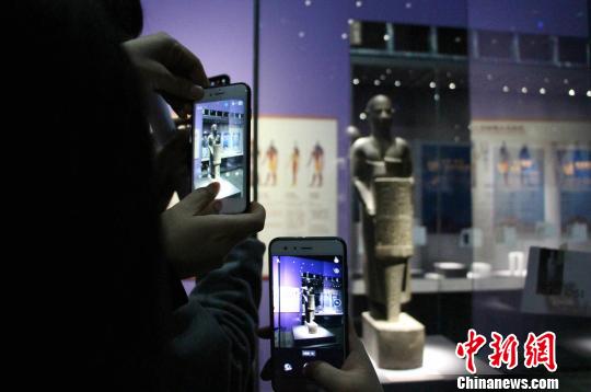 展覽分為四大板塊，圖為展覽中展出的赫納特神像，吸引觀眾圍觀?！≮w曉 攝