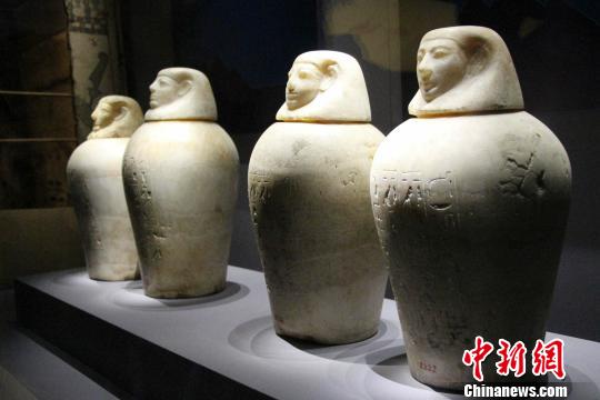 圖為展覽中展出的卡諾卜罐。　趙曉 攝