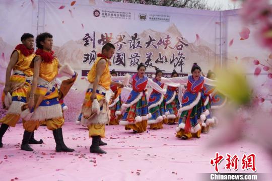 圖為4月1日，開幕式上的西藏特色舞蹈表演?！埵貒?攝