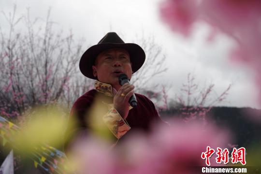 圖為4月1日，大峽谷景區員工德擁扎西在開幕式上演唱《相約林芝》?！埵貒?攝