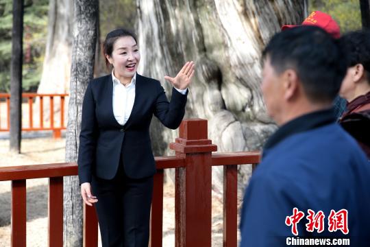 惠瓊在黃帝陵景區(qū)講解。　田進(jìn) 攝