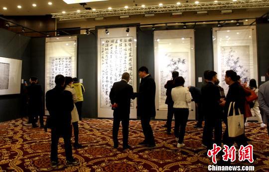 圖為展館現場人頭攢動。　崔佳明 攝