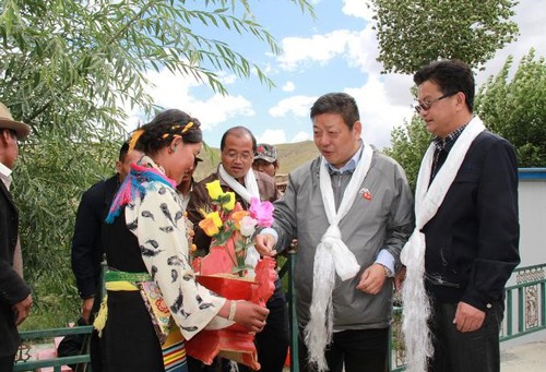集團公司黨委副書記、董事、總經理劉冰(右二）看望慰問駐村工作隊員