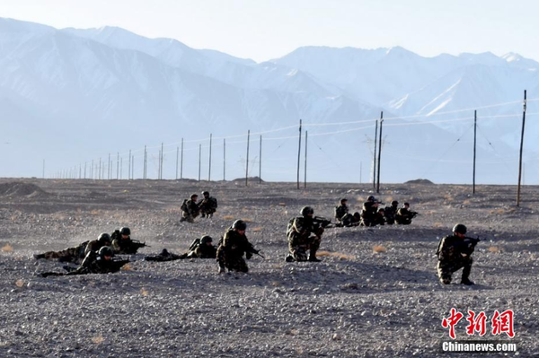 近日，駐守在新疆喀什地區(qū)的武警新疆總隊某機動支隊官兵在高原高寒環(huán)境和復雜地域條件下組織開展為期一周的“魔鬼周”極限訓練。此次極限訓練重點對特戰(zhàn)隊員體能、技能、心理、意志等內(nèi)容進行了訓練，全面提升了特戰(zhàn)隊員在高原高寒、復雜環(huán)境下的技戰(zhàn)術水平。文 圖 柯大為 趙富亮