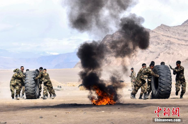 近日，駐守在新疆喀什地區的武警新疆總隊某機動支隊官兵在高原高寒環境和復雜地域條件下組織開展為期一周的“魔鬼周”極限訓練。此次極限訓練重點對特戰隊員體能、技能、心理、意志等內容進行了訓練，全面提升了特戰隊員在高原高寒、復雜環境下的技戰術水平。文 圖 柯大為 趙富亮