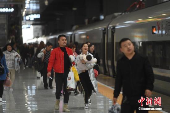 3月1日，重慶火車西站，旅客腳步匆匆。當日，為期40天的中國春運結束。中國交通運輸部3月1日披露，預計春運40天（1月21日-3月1日），全國鐵路、道路、水路、民航累計發送旅客29.8億人次，與去年基本持平。<a target='_blank' href='http://www.chinanews.com/'>中新社</a>記者 陳超 攝