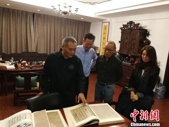 黃國(guó)梁拜訪福清黃檗文化促進(jìn)會(huì)，捐贈(zèng)《日本高僧遺墨》套書。　陳芝寬 攝