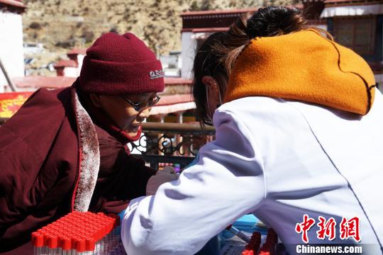 圖為4月10日，來自西藏阜康(國(guó)際)健康體檢中心的醫(yī)生為雄色寺僧尼檢查身體。　張偉 攝