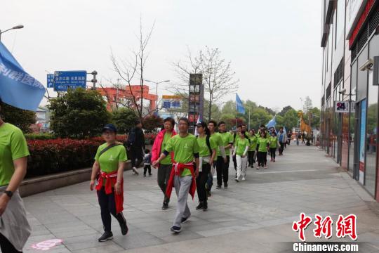 專業(yè)教練演示健走的標(biāo)準(zhǔn)姿勢及正確的熱身方式，并帶領(lǐng)參賽人群進(jìn)行實(shí)地健走活動(dòng)。　陳靜 攝