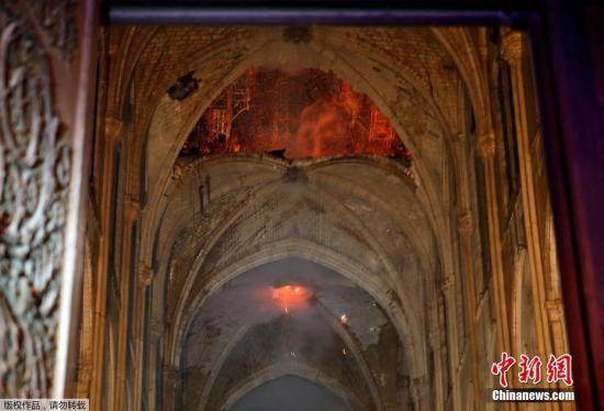當地時間4月15日，法國巴黎圣母院大教堂內部繼續燃燒著火焰和煙霧。據外媒報道，大教堂的一位發言人稱，支撐教堂屋頂的木結構被火焰摧毀。當日，一場大火席卷巴黎市中心著名的巴黎圣母院大教堂的屋頂。據悉，教堂標志性的尖塔已被燒塌。