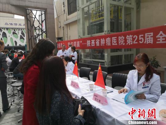 圖為義診活動(dòng)現(xiàn)場(chǎng)。　阿琳娜 攝
