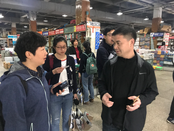 圖一：4月10日，在溫州樂清柳市鎮(zhèn)中國電器城長虹村黨支部書記鄭海江向本報（網(wǎng)）記者詳細(xì)介紹中國電器城的來世今生……