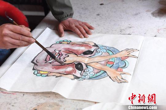 圖為甘肅民間藝人馬正德所畫(huà)的《水滸傳》中杜遷人物圖稿。　楊艷敏 攝