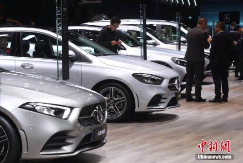 上海車展首個(gè)媒體日，奔馳展位。張亨偉 攝