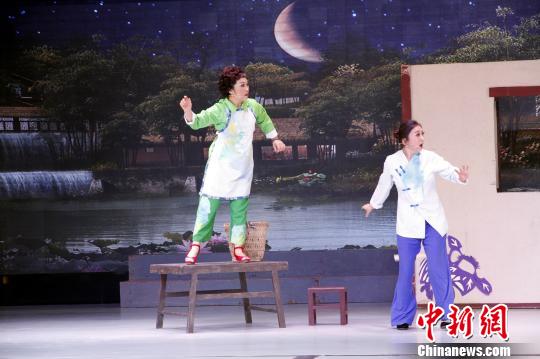 柳琴戲，俗稱“拉魂腔”，清朝乾隆年間起源于山東臨沂蘭山、郯城一帶，分布于魯、蘇、豫、皖接壤地區。　孫宏瑗 攝